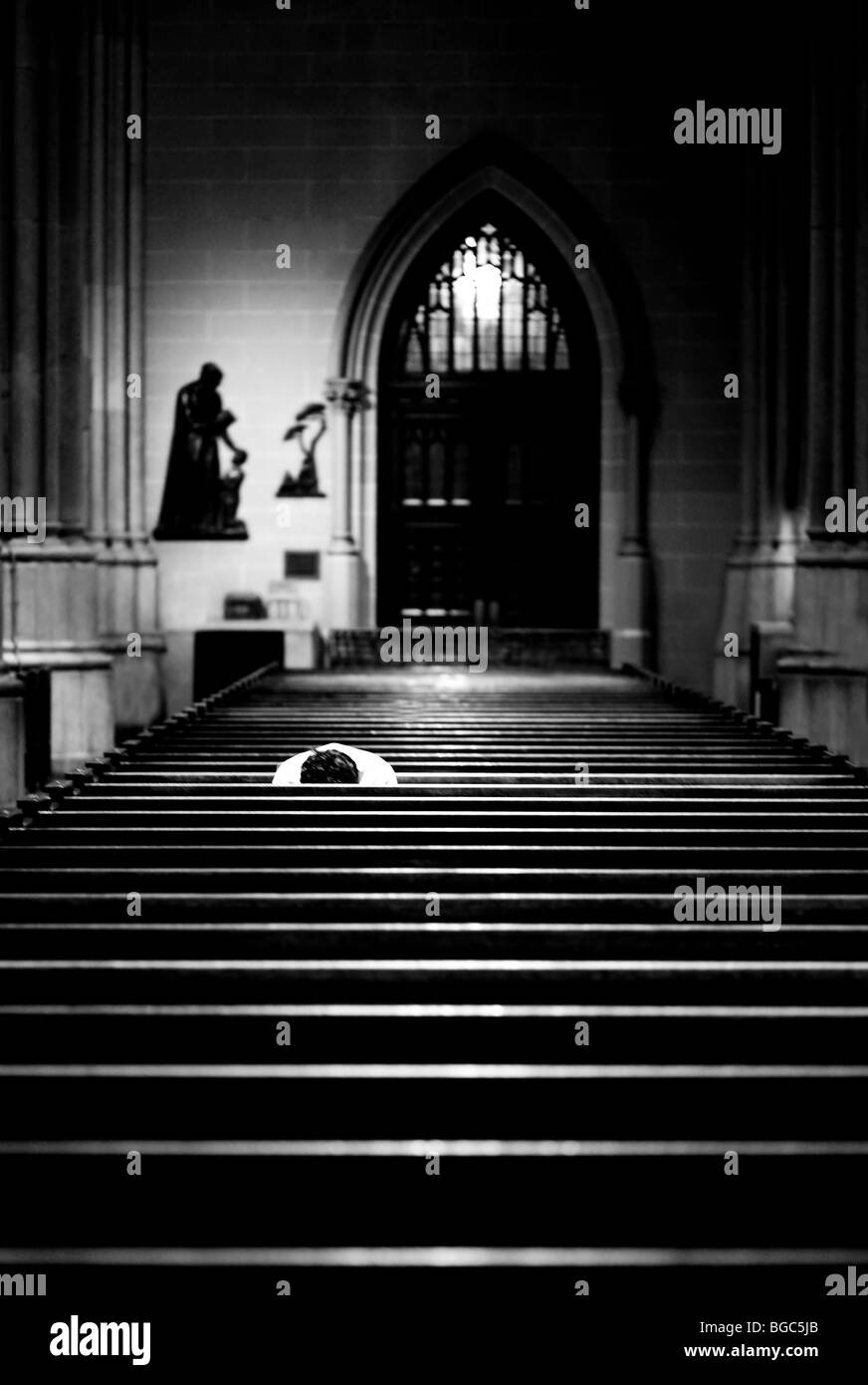 L'homme de prier dans la cathédrale Saint Patrick, à New York City Banque D'Images