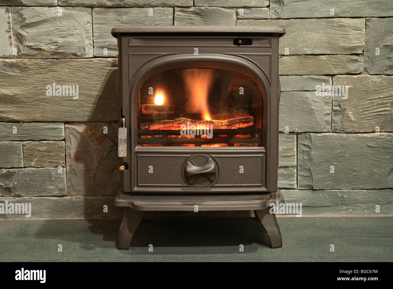 'Poêle à bois' debout sur un foyer en ardoise avec une ardoise, cheminée surround Banque D'Images