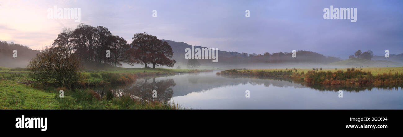Photo panoramique de la rivière Brathay, Lake District, UK, matin d'automne. Banque D'Images