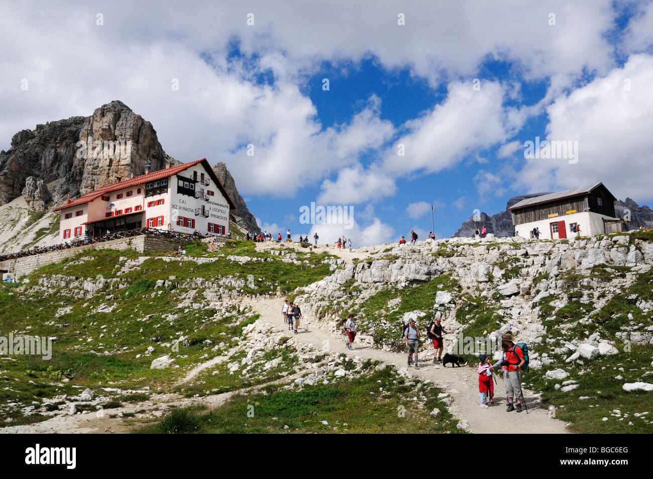 Les randonneurs, trois pics, cabine, Alta Pusteria Dolomites de Sexten, Tyrol du Sud, Italie, Europe Banque D'Images