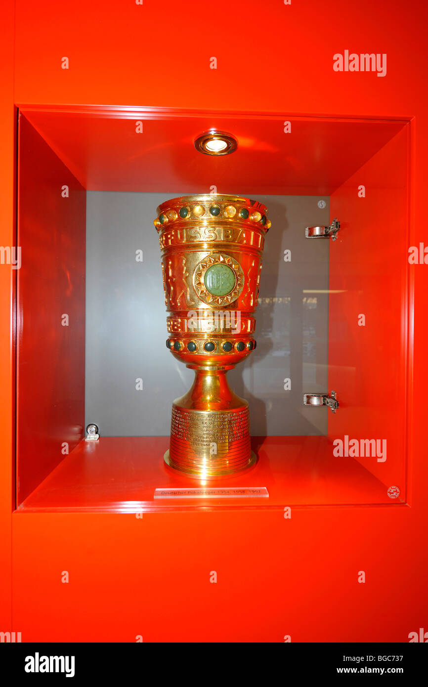 DFB-Pokal cup dans l'armoire du bureau du club de football VfB Stuttgart, Stuttgart, Bade-Wurtemberg, Allemagne, Europe Banque D'Images