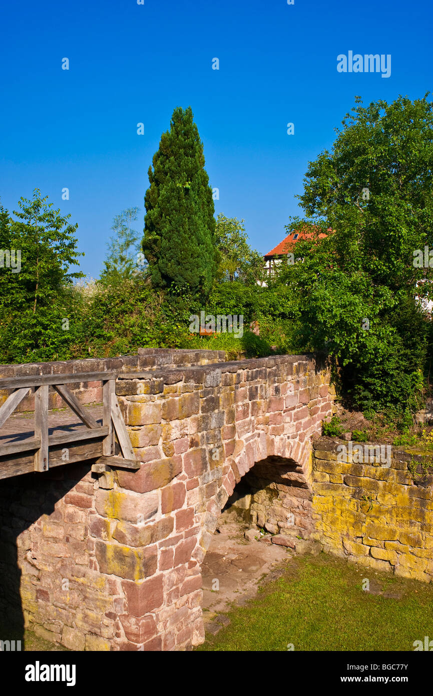 Douves du château avec pont, ruines du château de Burgruine Zavelstein Zavelstein, Bad Teinach, Forêt-Noire, Bade-Wurtemberg, Allemagne, Banque D'Images