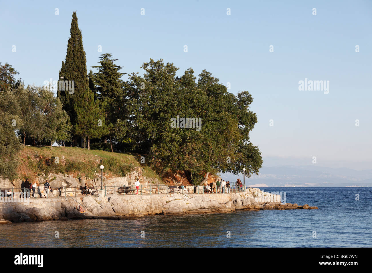 Côte de Ika près de Opatija, Lungomare, golf de Kvarner, Istrie, Croatie, Europe Banque D'Images