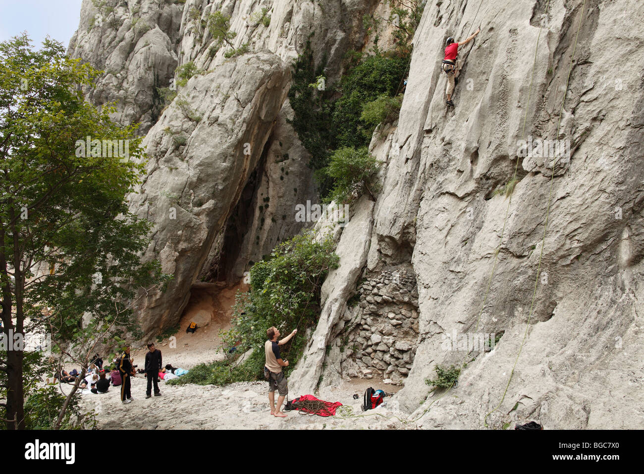 Les grimpeurs à Velika Paklenica Canyon, le parc national de Paklenica, montagnes Velebit, Dalmatie, Croatie, Europe Banque D'Images