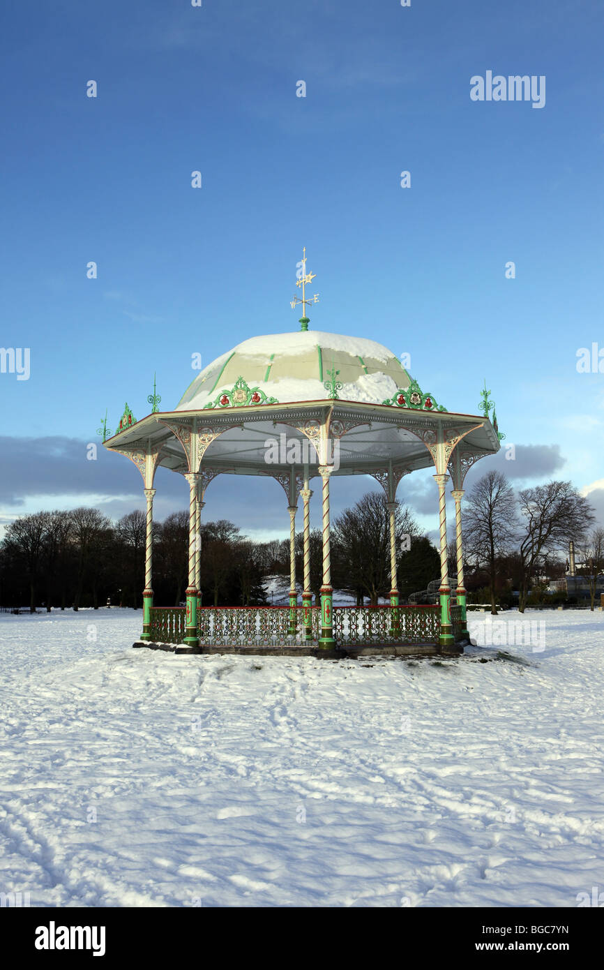 Le kiosque traditionnel victorien dans Duthie Park à Aberdeen, Écosse, Royaume-Uni, vu dans la neige en hiver Banque D'Images