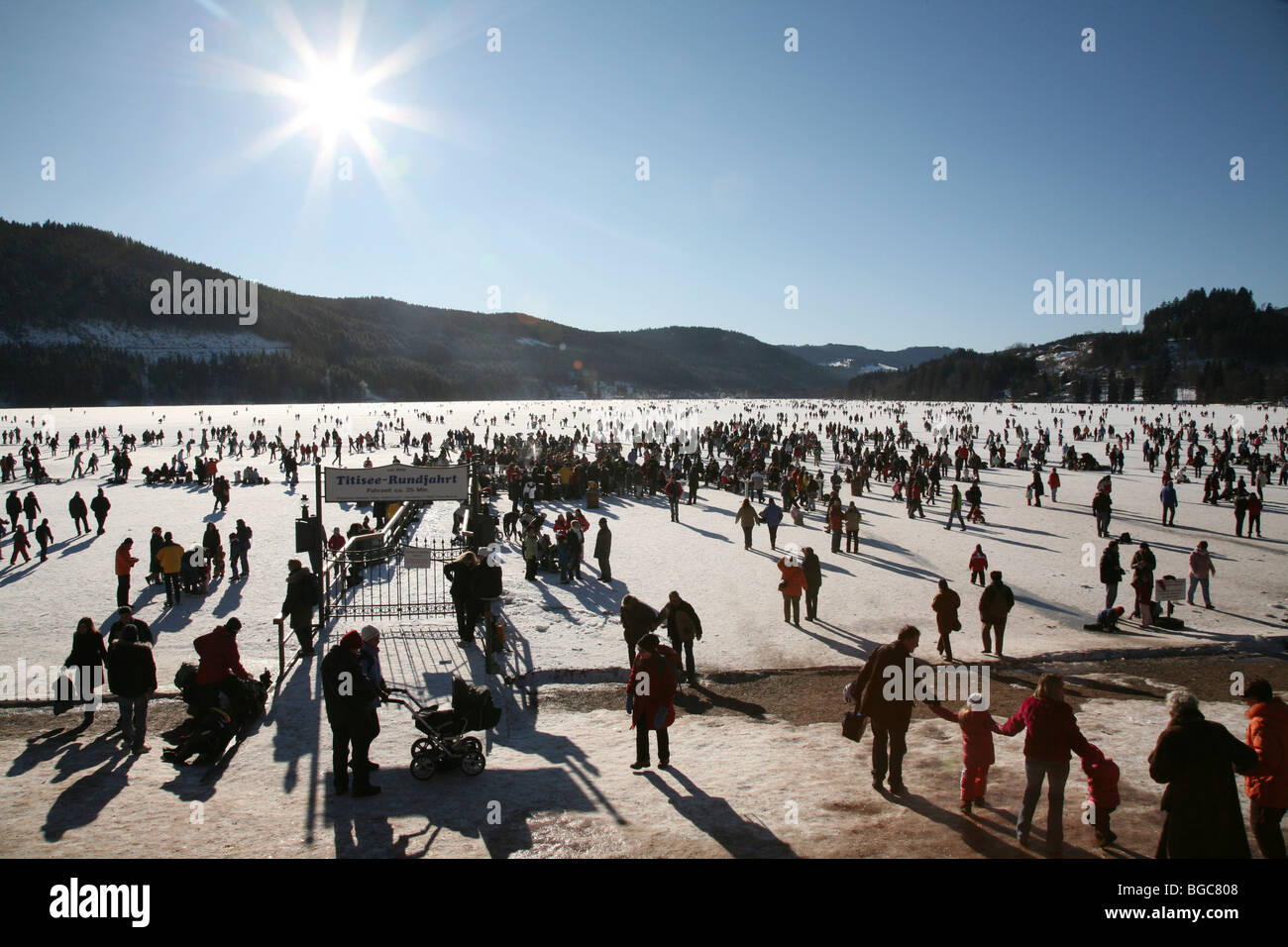 Les foules sur le lac Titisee gelé dans la Forêt-Noire, Bade-Wurtemberg, Allemagne, Europe Banque D'Images