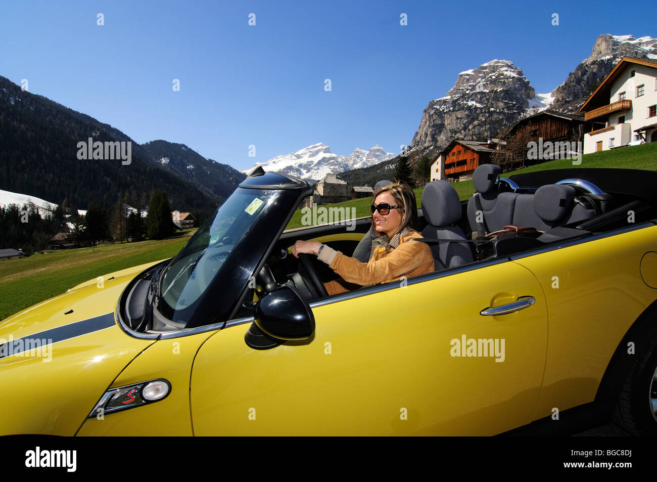 Femme au volant Mini Cooper à l'Gardena Pass, passage alpin, le Tyrol du Sud, Italie, Europe Banque D'Images