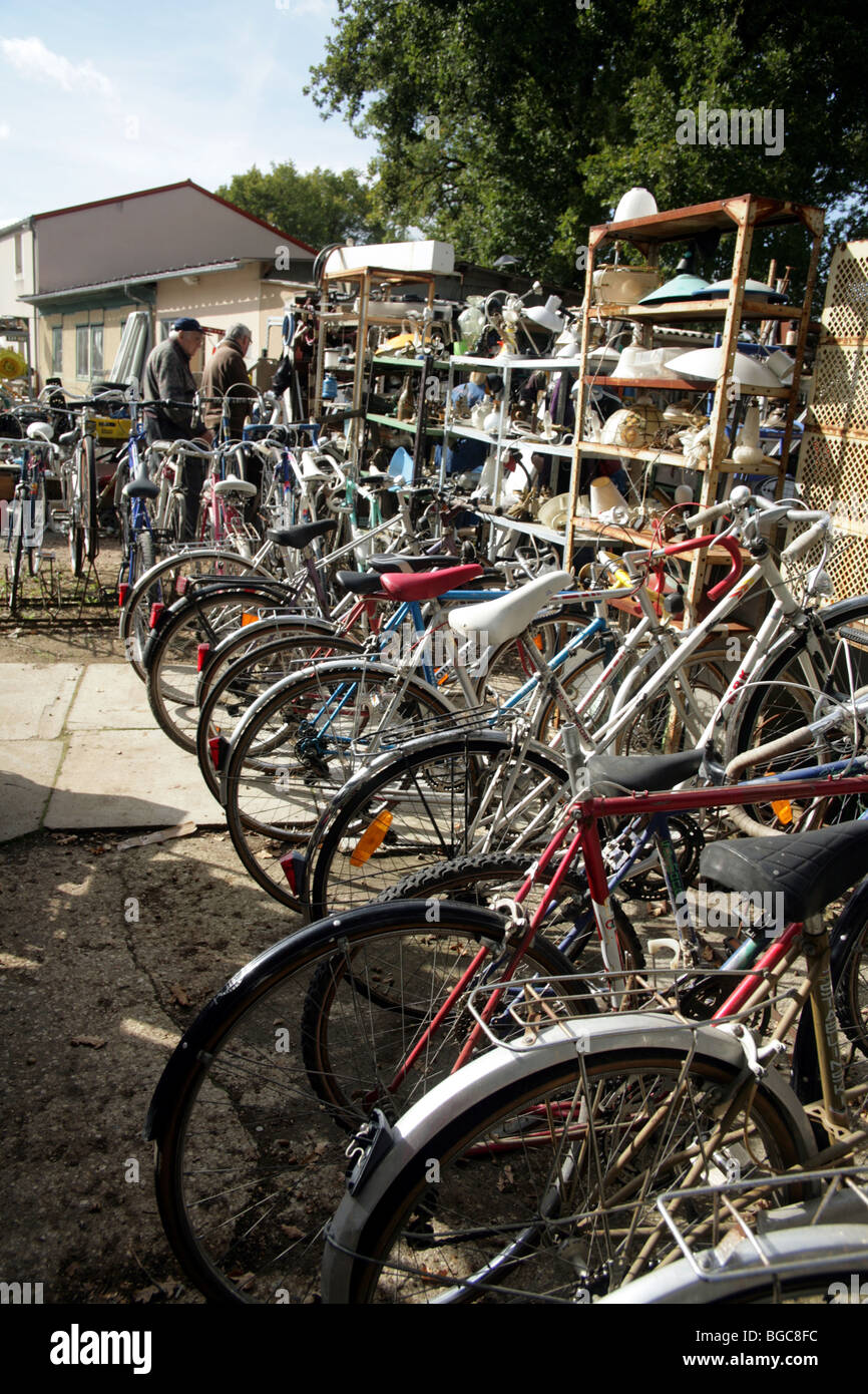 Vélos à vendre à Emmaüs, Poitiers, France Photo Stock - Alamy