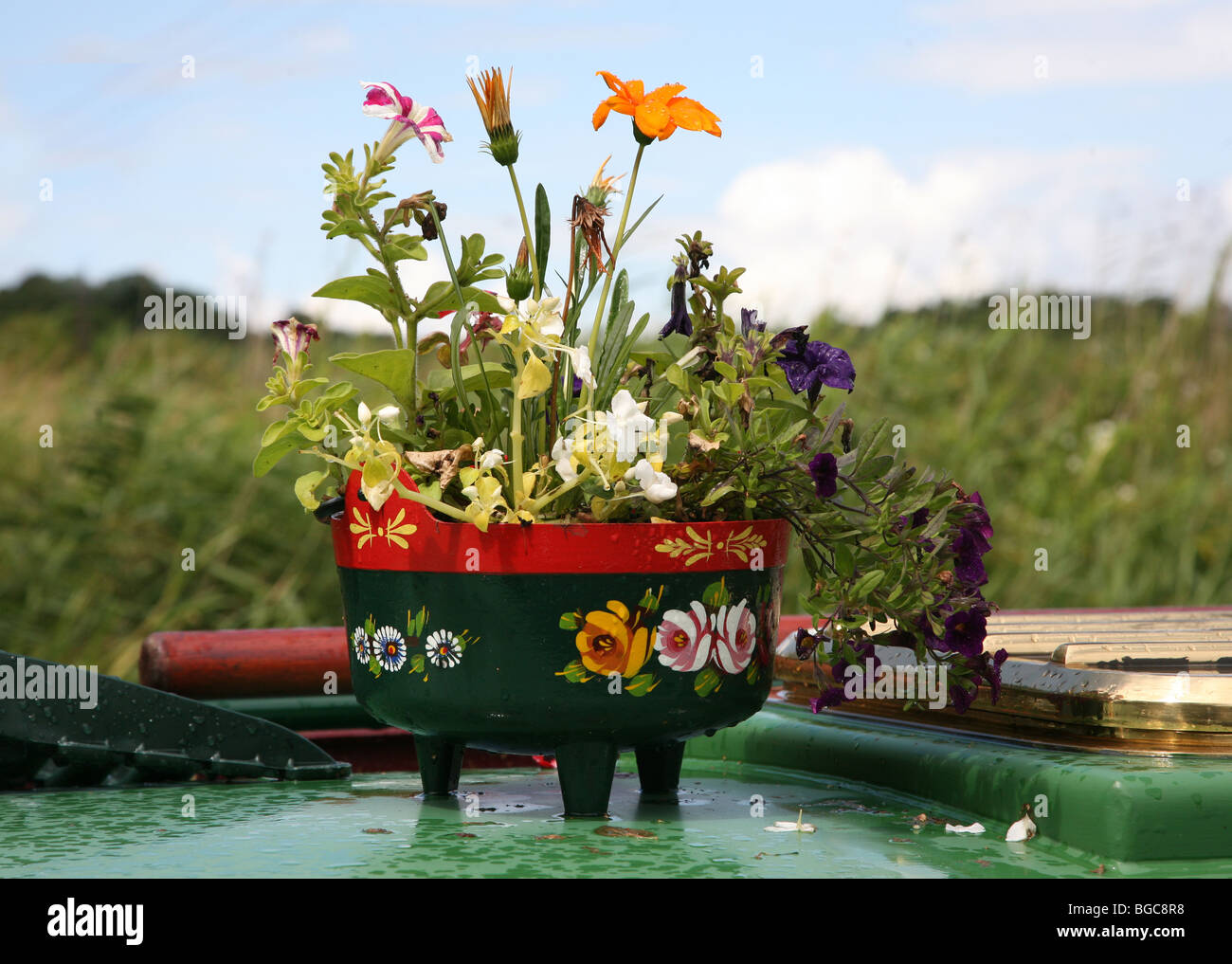 Un bol de fleurs sur le dessus d'un étroit canal Bateau ou péniche dans un  récipient en fonte Photo Stock - Alamy