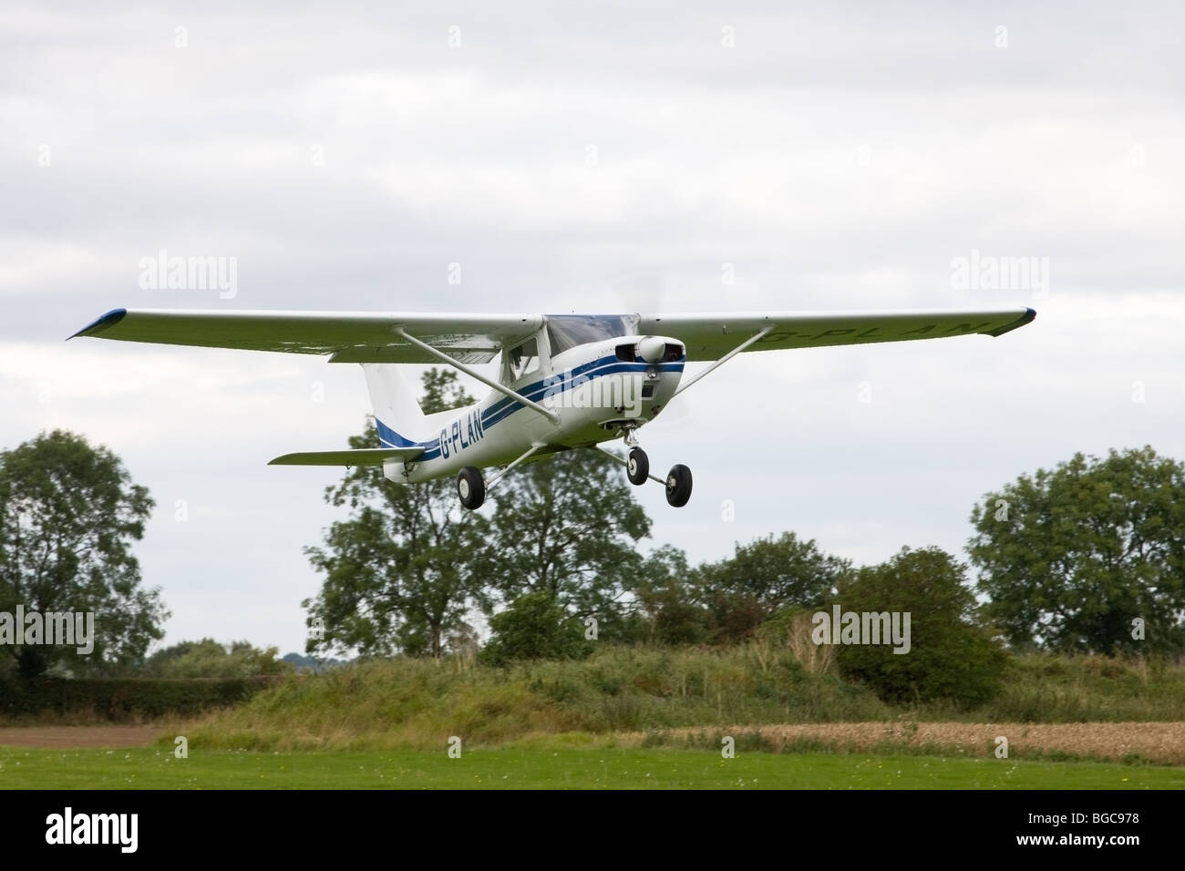 Reims Cessna F150L G-plan en tenant à décoller de la piste à Breighton Airfoeld Banque D'Images