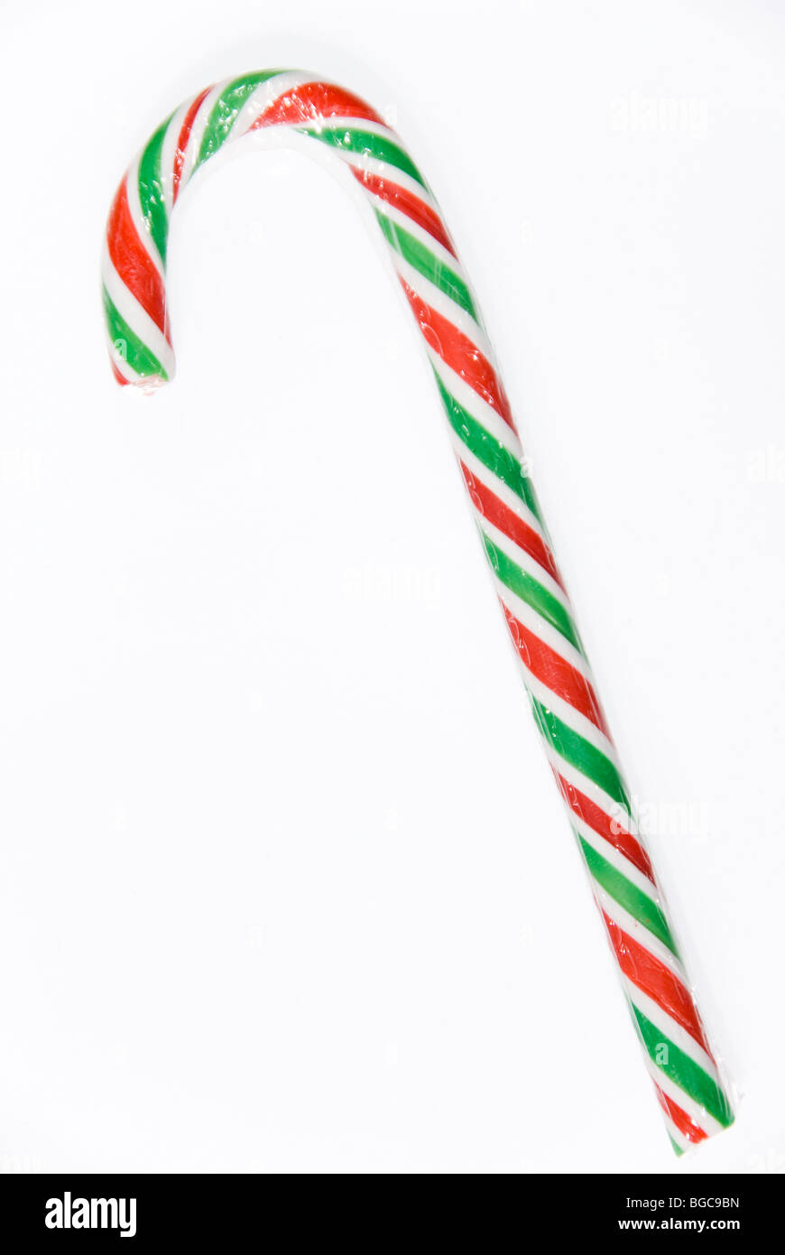 L'un rouge et vert de Noël à rayures Candy Cane isolé sur fond blanc Banque D'Images