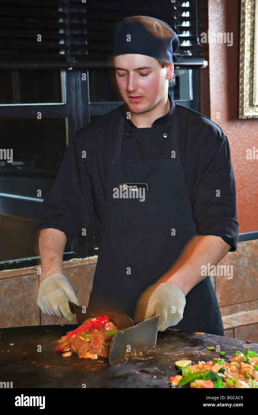 Chef de la préparation des repas à la Mongolie célèbre Grill Restaurant sauté dans le village de Whistler, Colombie-Britannique, Canada. Bon Banque D'Images