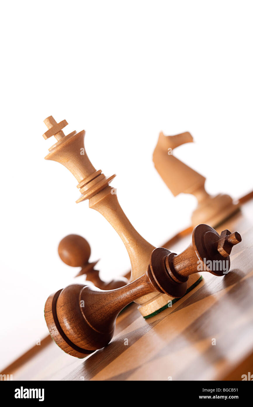 Jeu d'échecs - roi blanc au-dessus de celui du roi noir - mat Banque D'Images