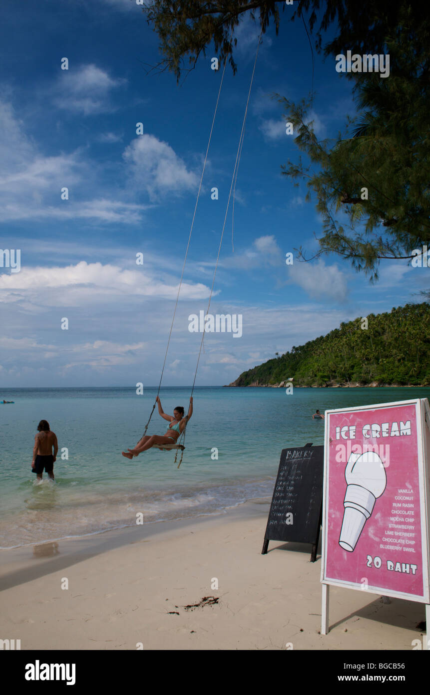 Dame balançant sur une balançoire sur la plage de Haad Salad à Koh Phangan, Thaïlande Banque D'Images