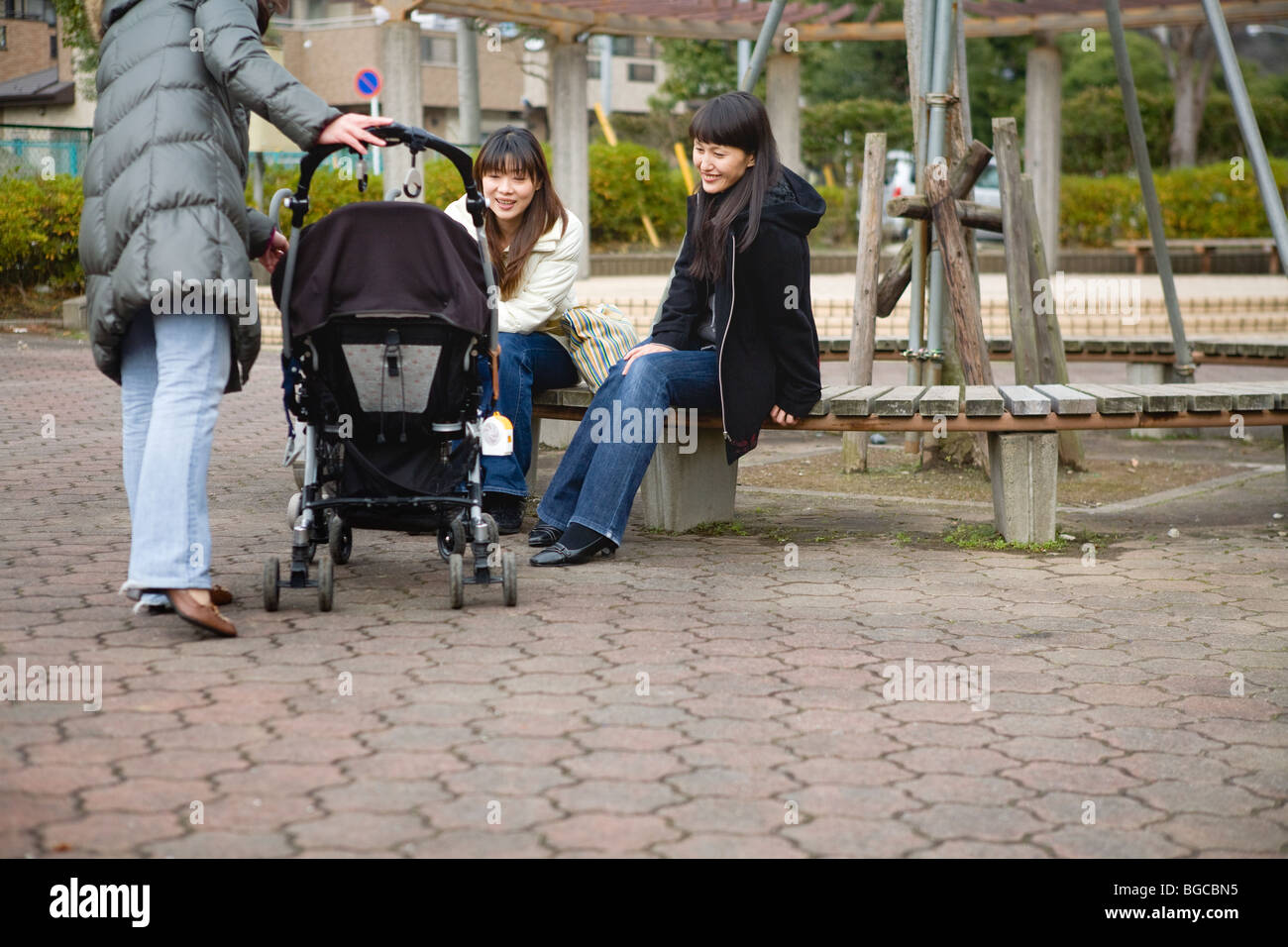 Trois femmes bavardant au square Banque D'Images