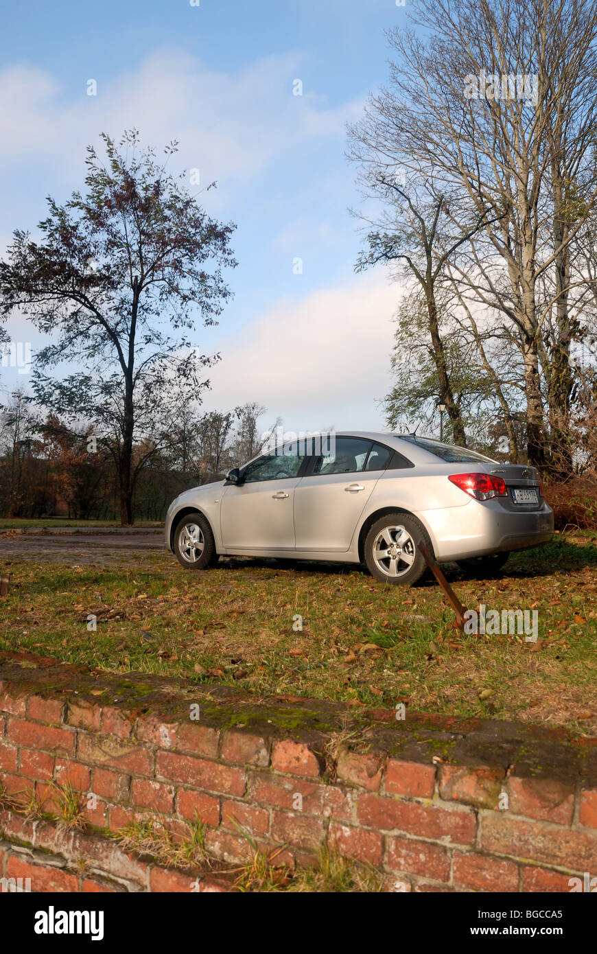 Chevrolet Cruze 1.8 - 2009 - Silver - 4 portes (sedan) 4D - voiture compacte (segment C), GM'S global car - dans un parc. Banque D'Images