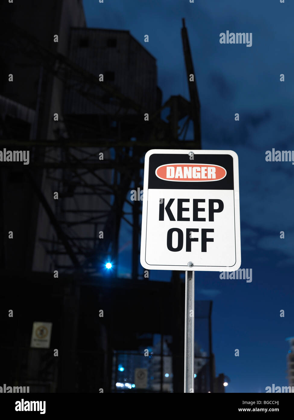 Danger - Ne pas signer avec un bâtiment industriel à l'arrière-plan Banque D'Images