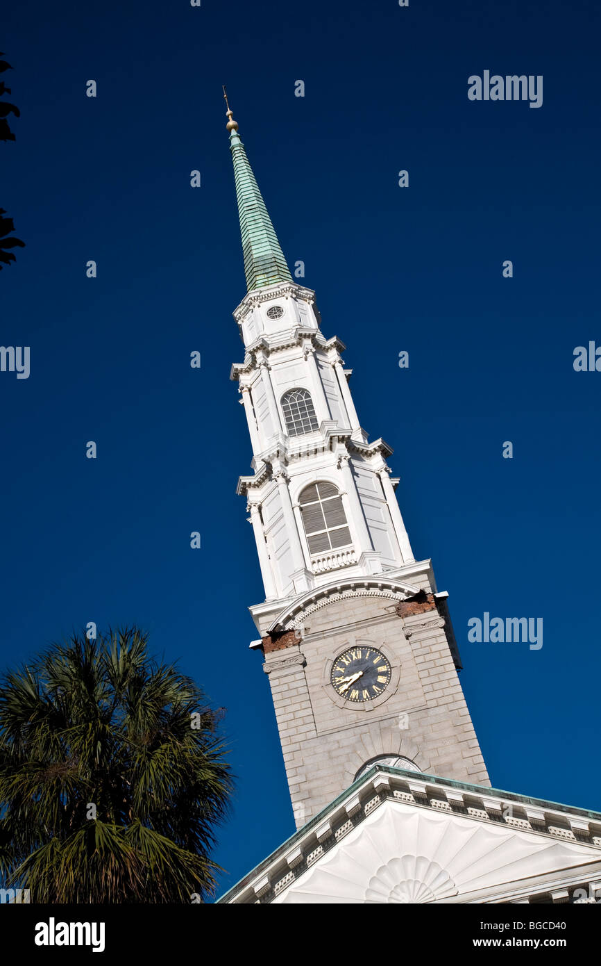 Le sud du clocher de l'église contre un ciel bleu à Savannah en Géorgie. Banque D'Images