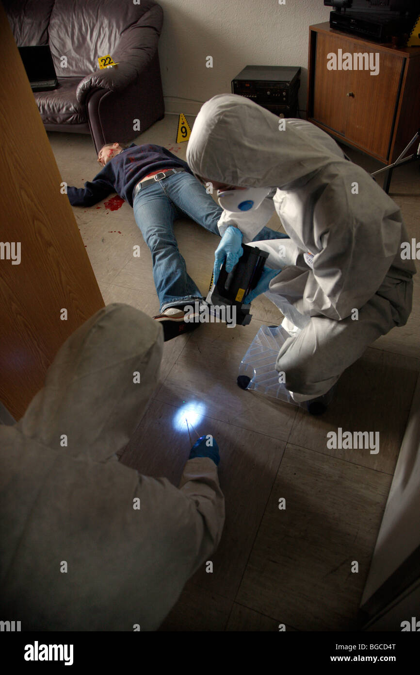 Crime Scene Investigation, des personnes lors d'une scène de meurtre. Le travail de la police, la préservation des preuves. Banque D'Images