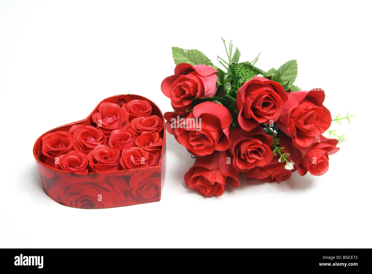 Roses rouges et boîte-cadeau Banque D'Images