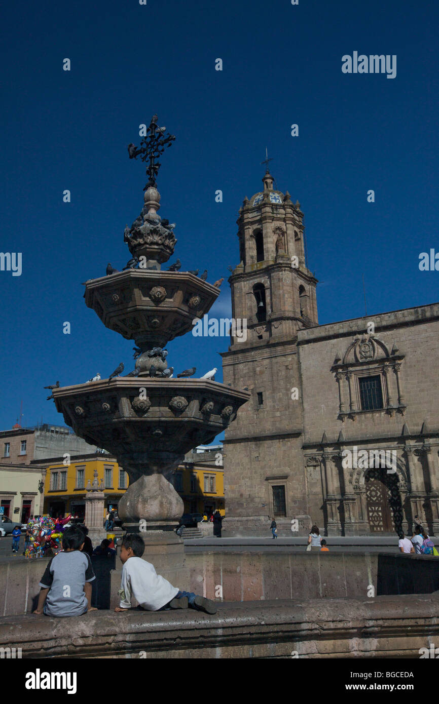 Vue de l Église de San Francisco ou l'église de San Francisco à Morelia, Michoacan Mexique de l'état. Banque D'Images