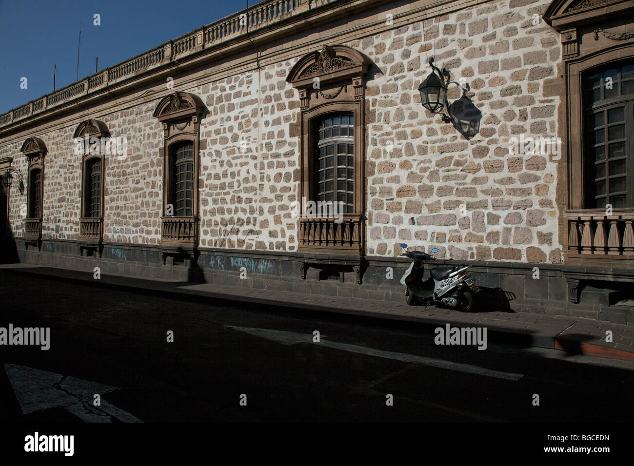 Mur sur un ancien bâtiment de style espagnol à Morelia, Michoacan Mexique de l'état. Banque D'Images