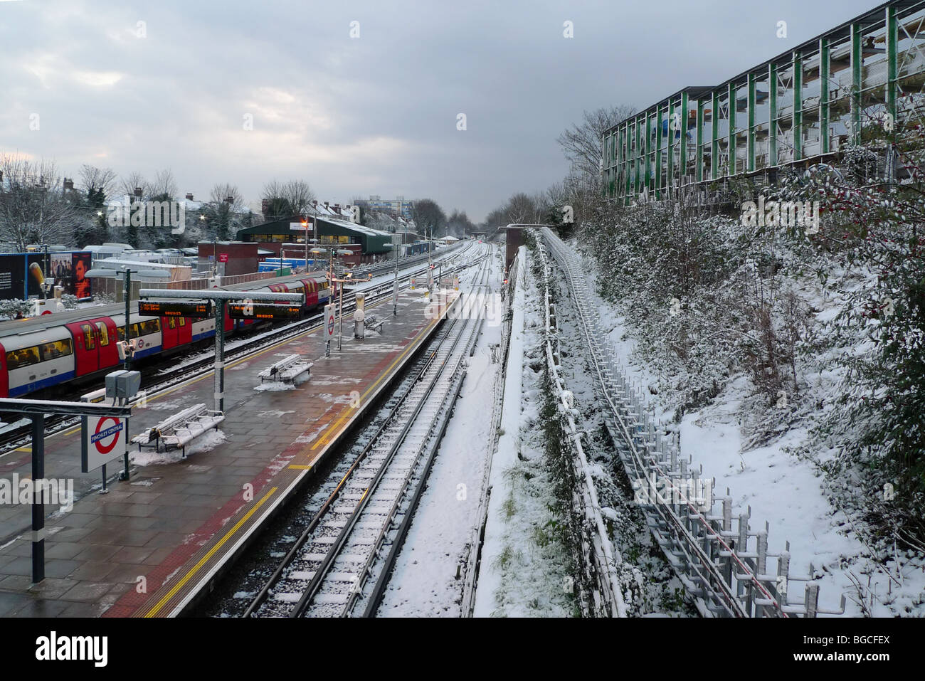 Pistes à la station de métro Finchley Central recouvert de neige Banque D'Images
