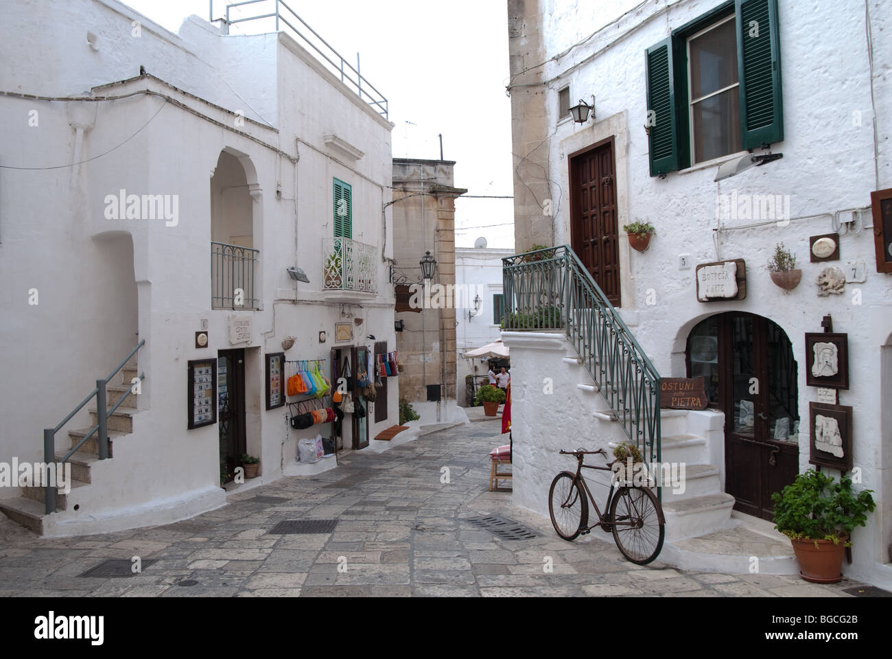 Une rue piétonne de la vieille ville, Ostuni, Italie Banque D'Images