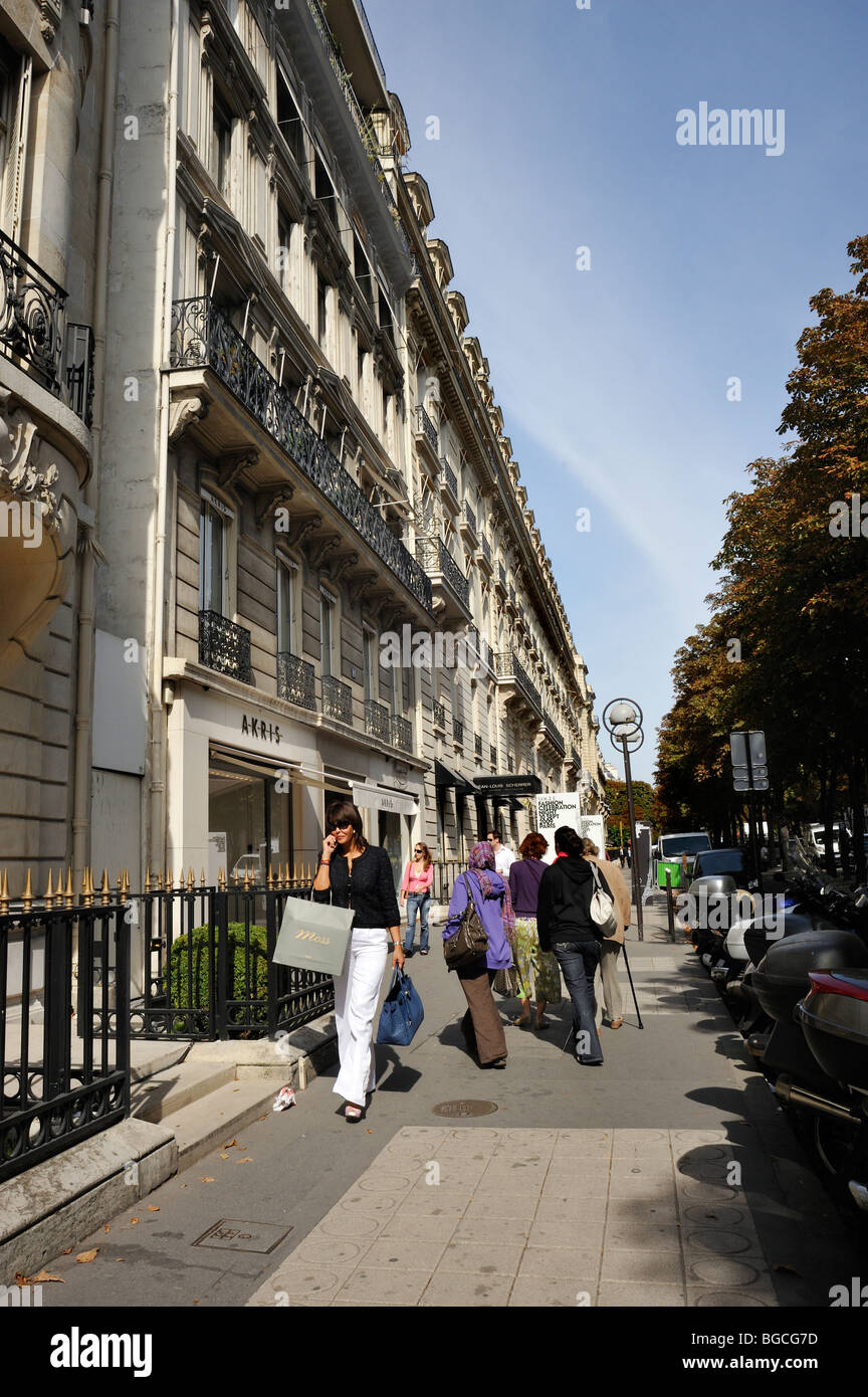 Paris, France, vêtements de luxe Shopping, femme marchant, parler sur téléphone portable, transport de sacs à provisions, 'Avenue Montaigne', façade bâtiment magasin paris, Banque D'Images
