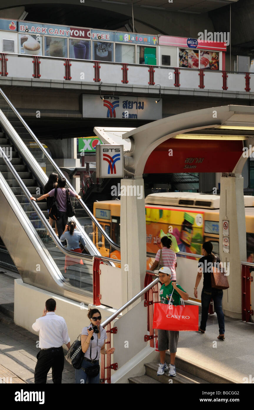 La Thaïlande, Bangkok ; entrée et escalier mécanique à la station de métro aérien BTS Siam Banque D'Images