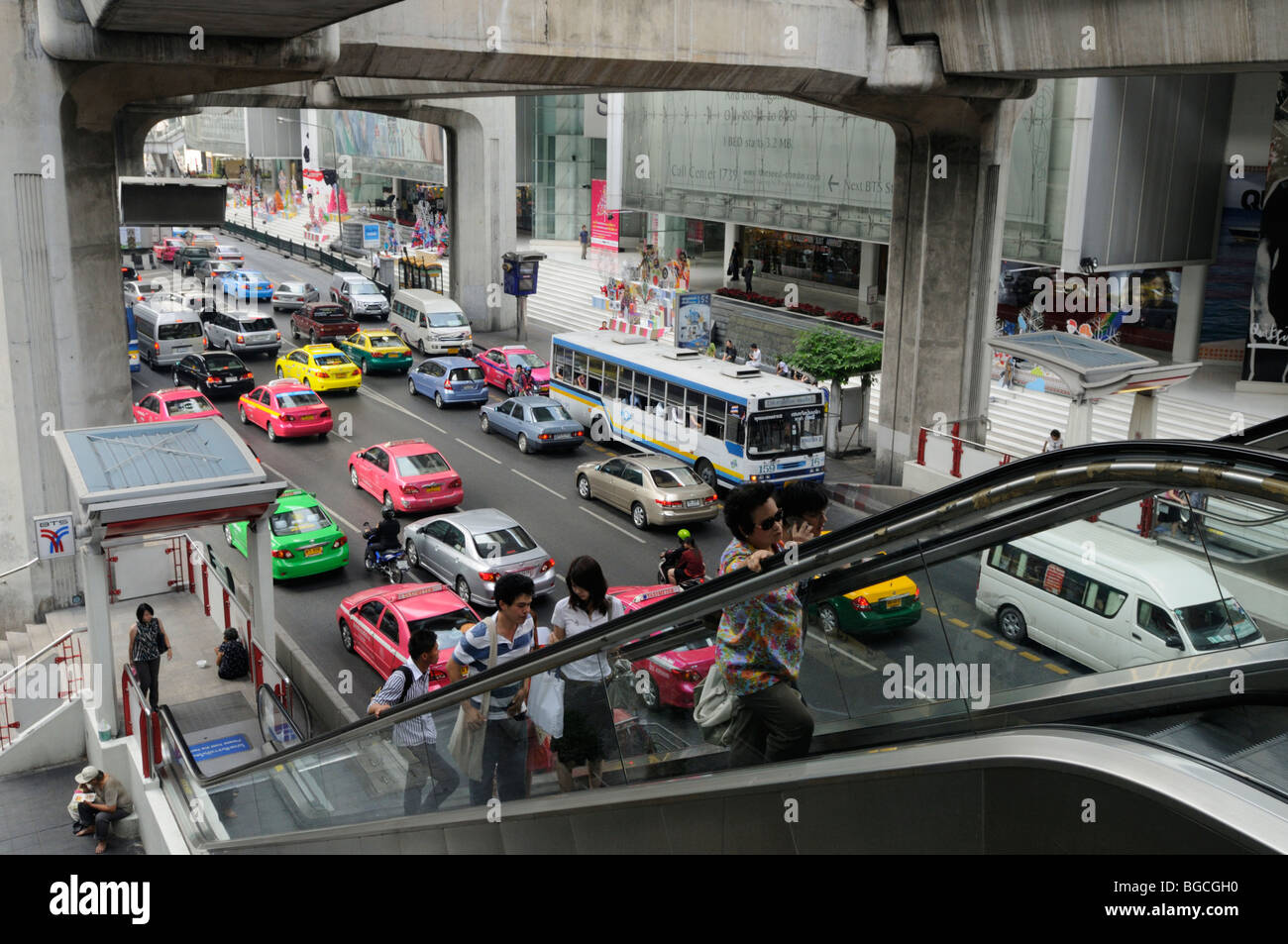 La Thaïlande, Bangkok ; Scène de rue avec l'escalator jusqu'à la station de métro aérien BTS Siam Banque D'Images