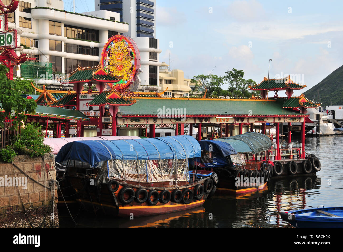 Trois sampans amarrée le long le dragon neon Jumbo restaurant Wan Shun Pier, Aberdeen Typhoon Shelter, Hong Kong, Chine Banque D'Images