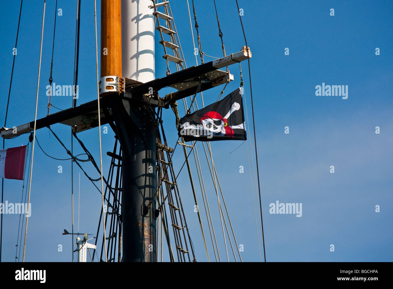 Drapeau pirate posée sur un mât de navire Banque D'Images