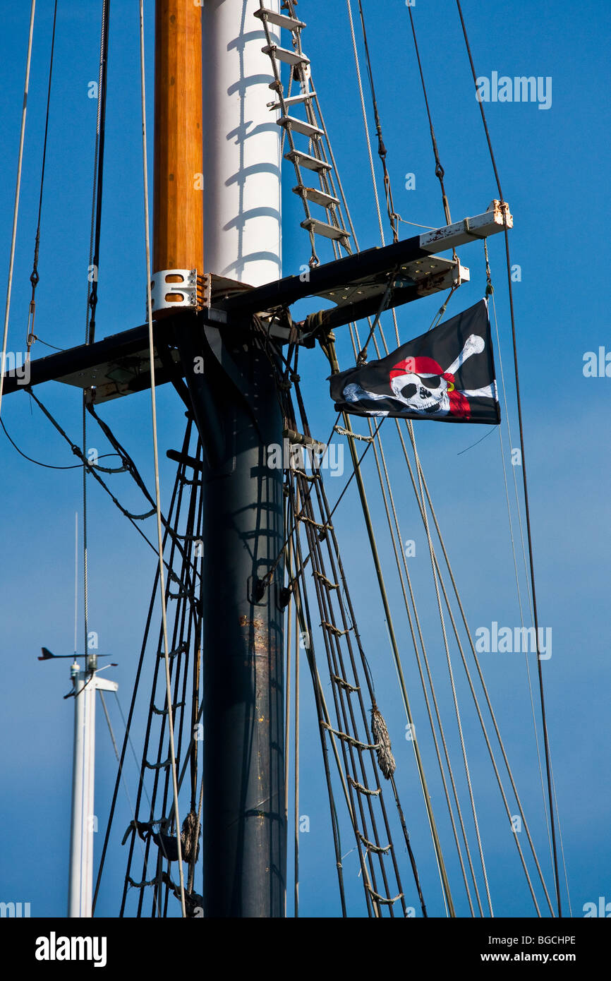 Drapeau pirate posée sur un mât de navire Banque D'Images