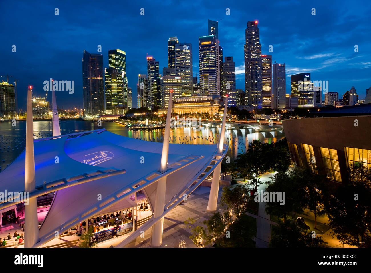 Vue sur la ville à la tombée de la promenade sur le toit de l'Esplanade Theatres on the Bay, Singapour. Banque D'Images