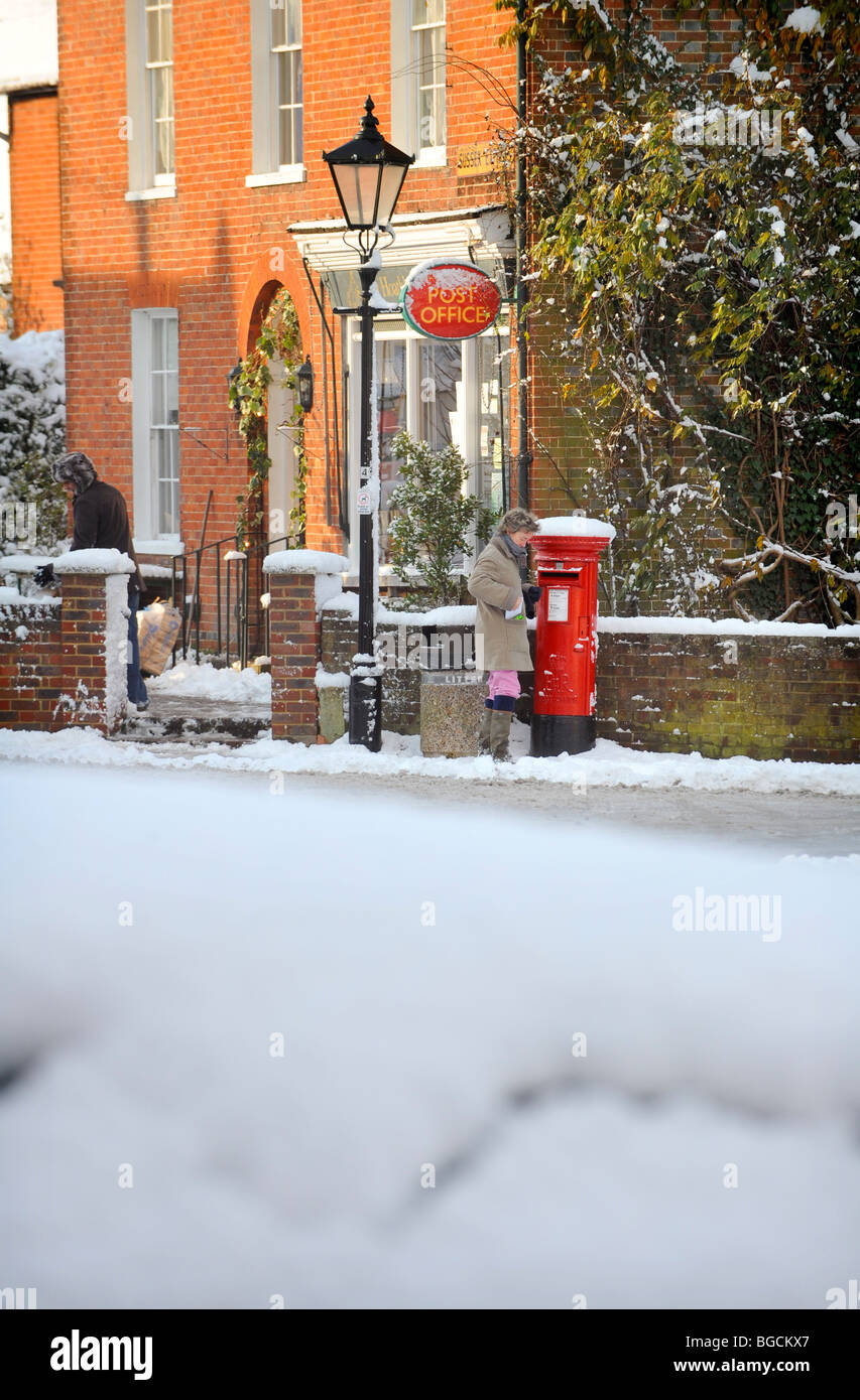 Le bureau de poste et les magasins du village d'East Hoathly près de Lewes dans le Sussex de l'Est après la neige. Photo Jim Holden. Banque D'Images