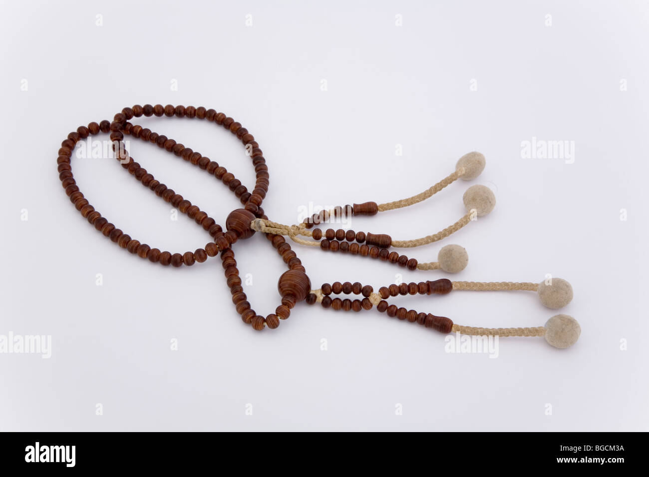 Blanc brun perles bouddhiste objet arrière-plan prière religion philosophie mandras scandant la main tenir compter de la concentration de la cérémonie Banque D'Images