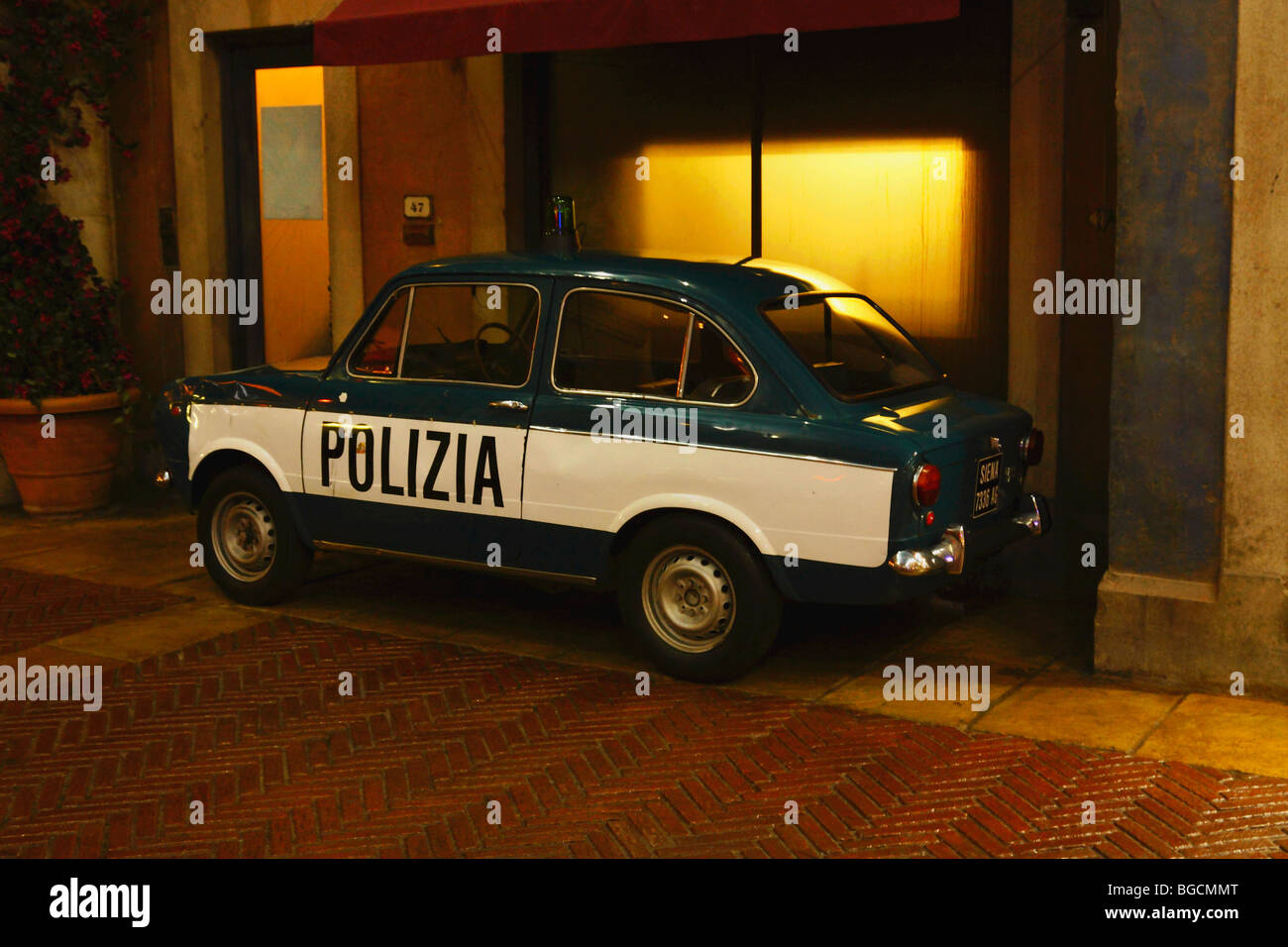 Vintage Italian Voiture de police la nuit, avant de trouver un appartement sur la rue. Monte Casino, Johannesburg, Afrique du Sud, Novembre 2009 Banque D'Images