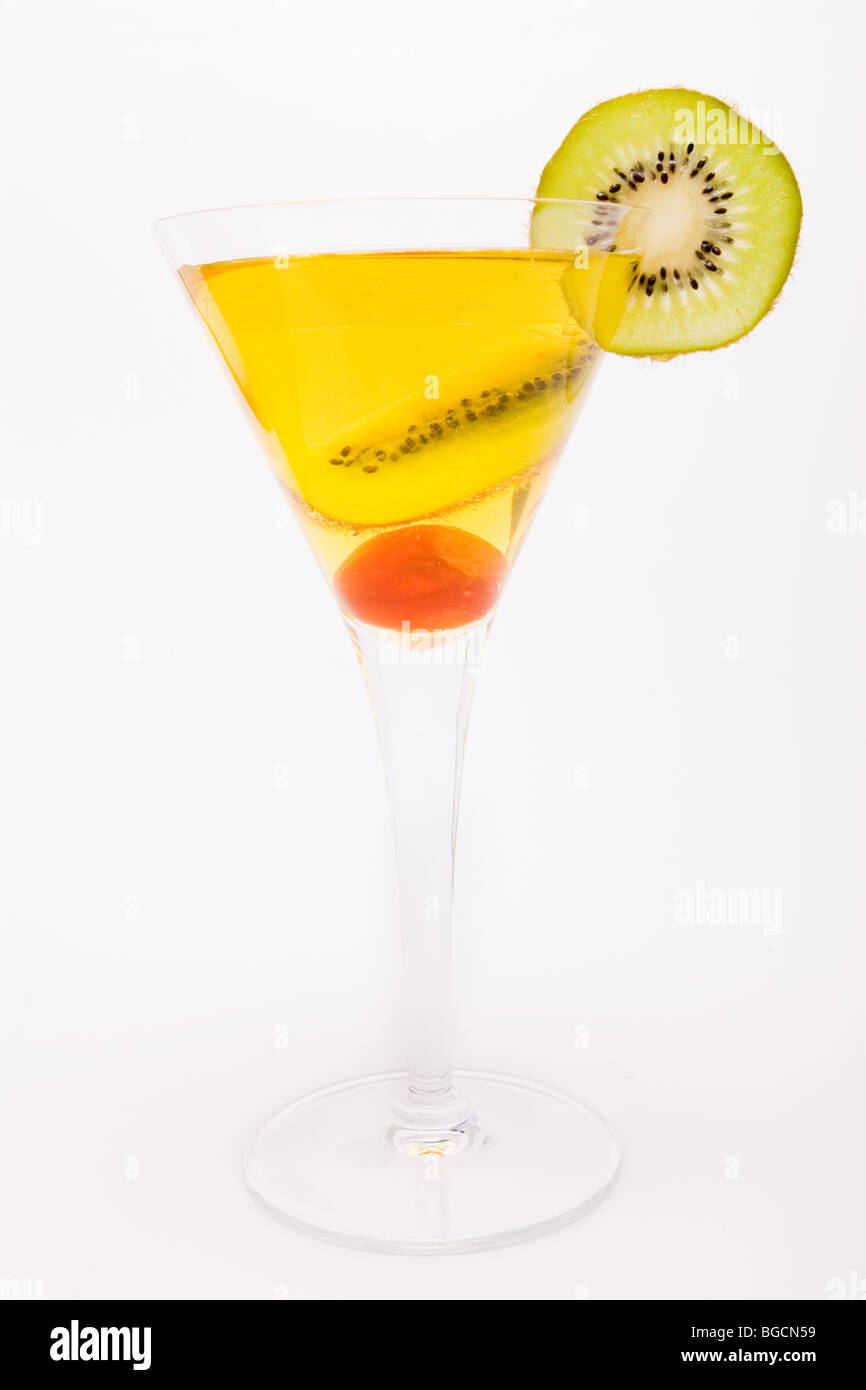 Cocktail de fruits de kiwi, cerise et le jus de citron contre isolé sur fond blanc. Banque D'Images