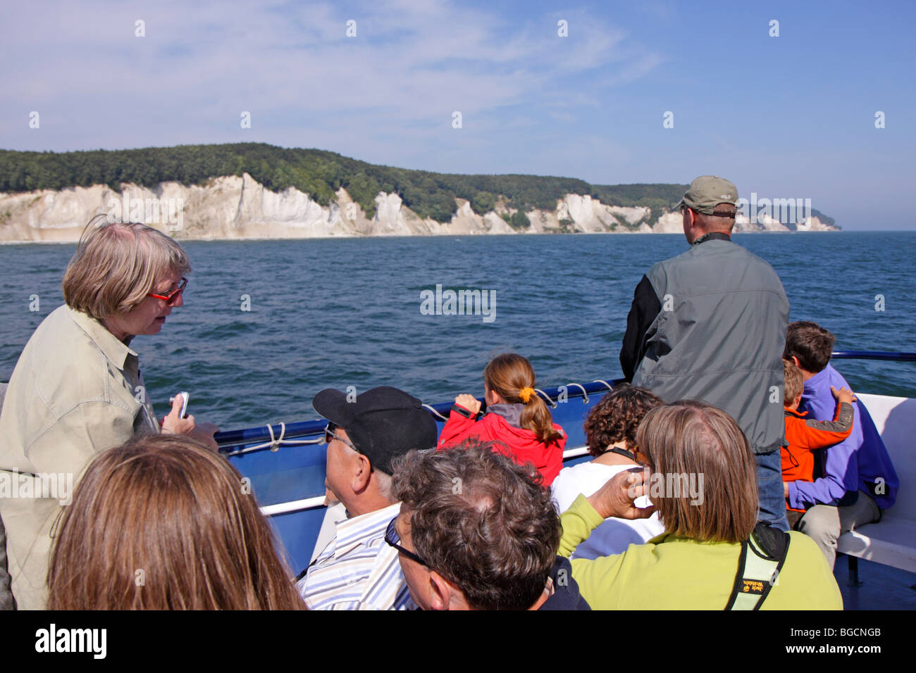 Excursion en bateau le long des falaises de craie de la Parc National de Jasmund près de Sassnitz, Ruegen Island, Schleswig-Holstein, Allemagne Banque D'Images