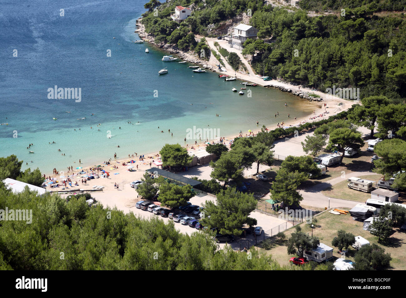 Croatie Côte Adriatique. Camp touristique dans la baie Prapratno. Banque D'Images