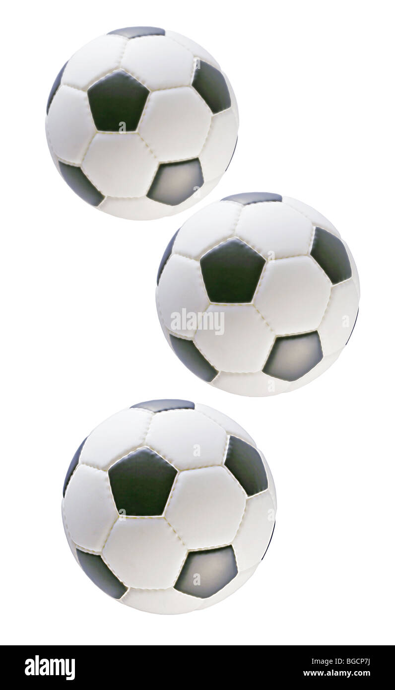 Trois ballons de foot noir et blanc sur fond blanc Banque D'Images