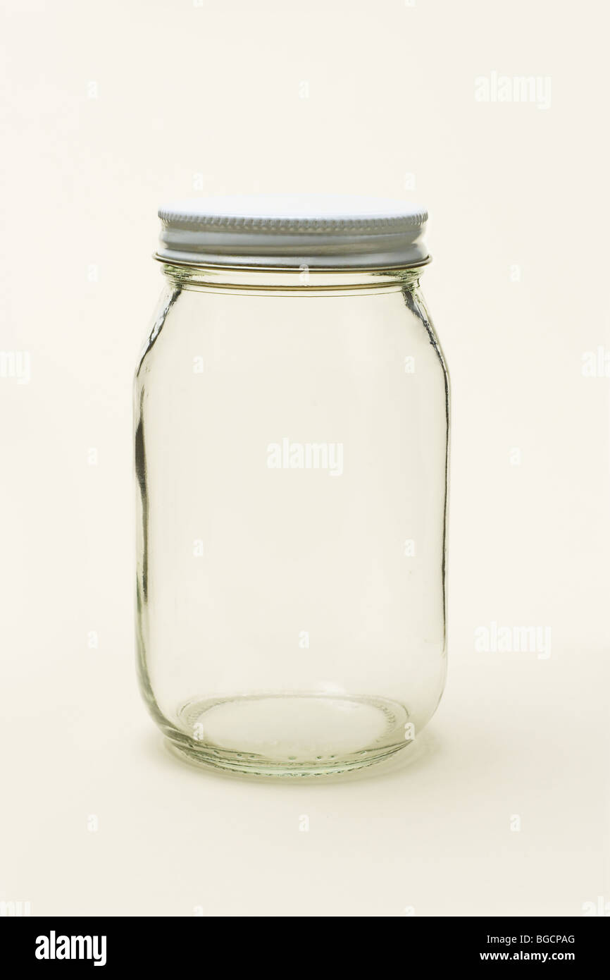 Pot en verre vide sur un fond de couleur transparente Banque D'Images