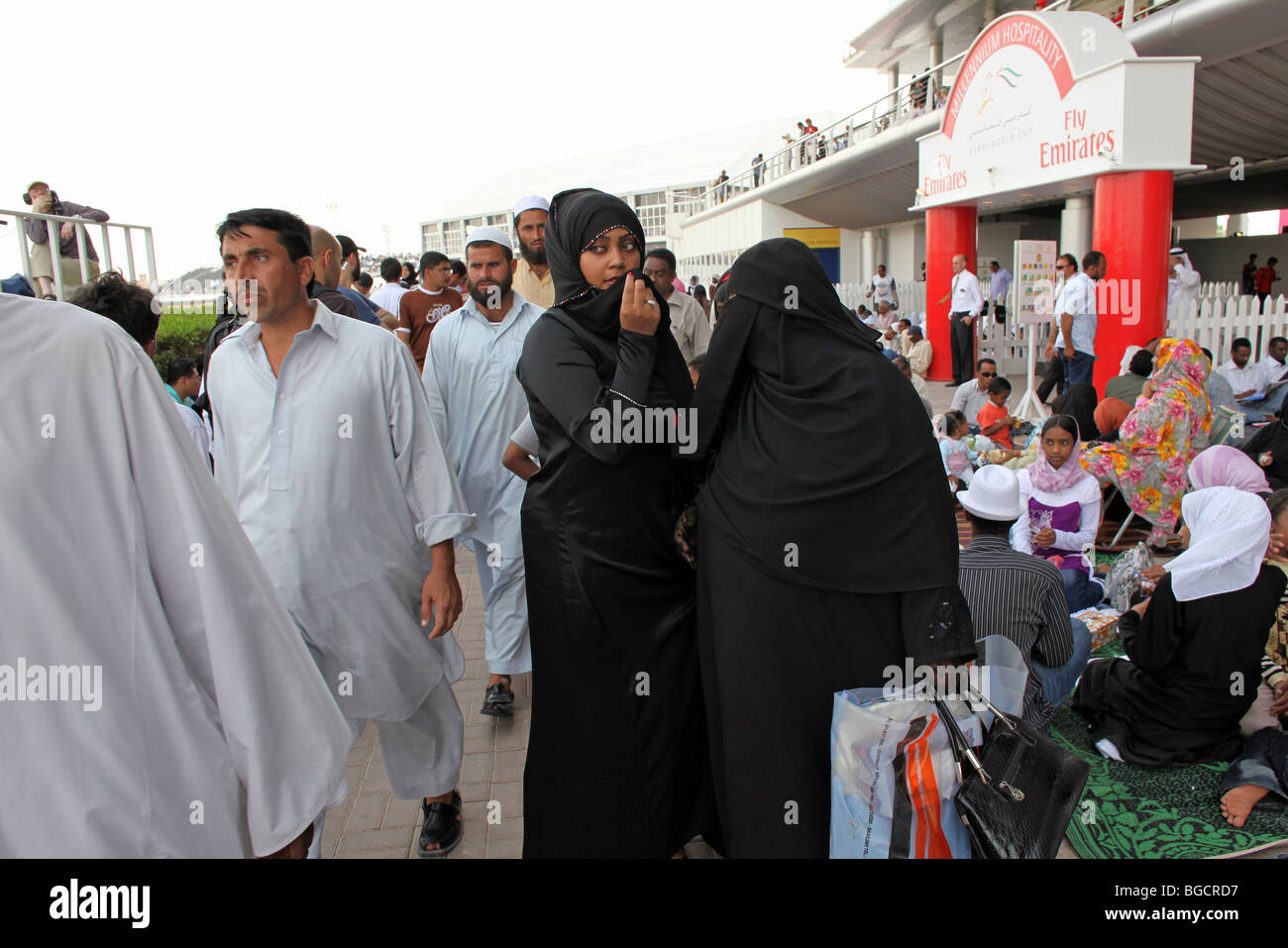 Les visiteurs dans l'Hippodrome Nad Al Sheba, Dubaï, Émirats Arabes Unis Banque D'Images