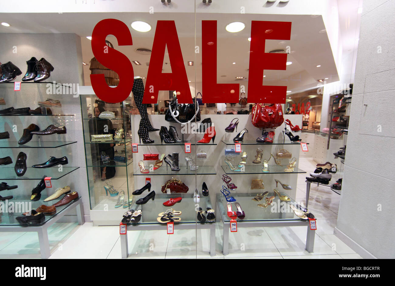 La vente dans un magasin de chaussures dans le centre commercial Mercato, Dubaï, Émirats Arabes Unis Banque D'Images