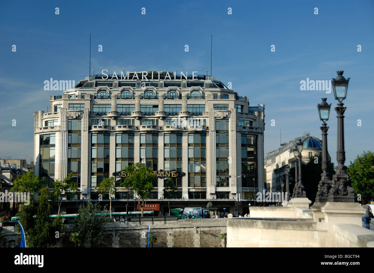Grand magasin la Samaritaine, construit en 1869, façade Art déco, Pont neuf et quai de la Seine, Paris, France Banque D'Images
