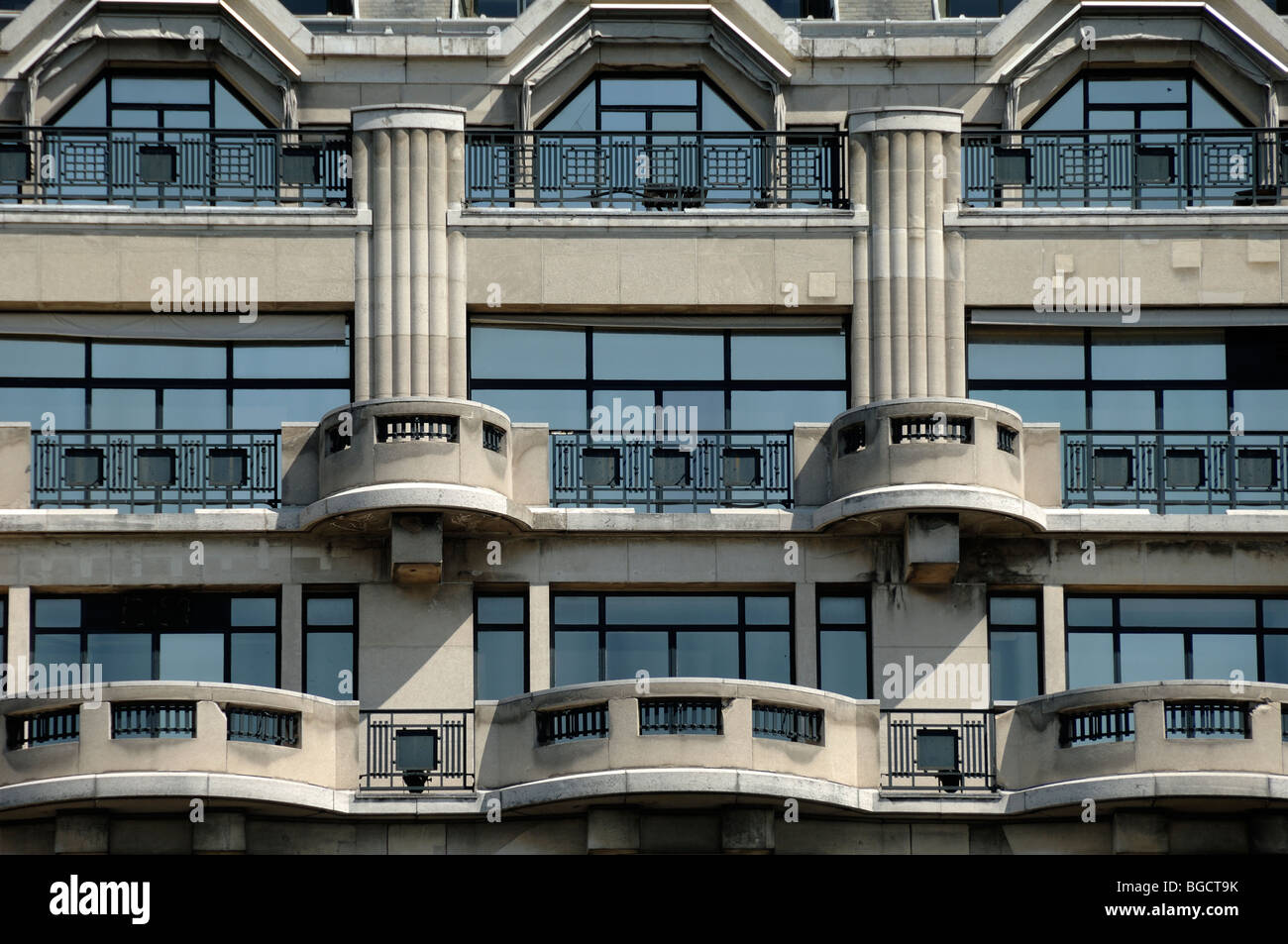 Balcons art déco et façade du grand magasin la Samaritaine, construit en 1869, Paris, France Banque D'Images