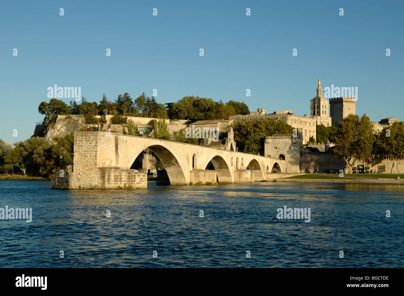 Pont du Pont d'Avignon ou Saint Bénézet sur le Rhône avec Palais des Papes ou Palais des Papes derrière, Avignon, Provence, France Banque D'Images