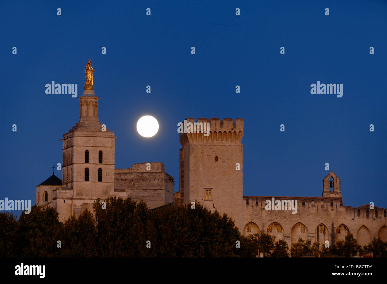 La pleine lune sur le Palais des Papes, ou Palais des Papes, & Cathédrale Notre-Dame-des-Doms, Avignon, Provence, France Banque D'Images