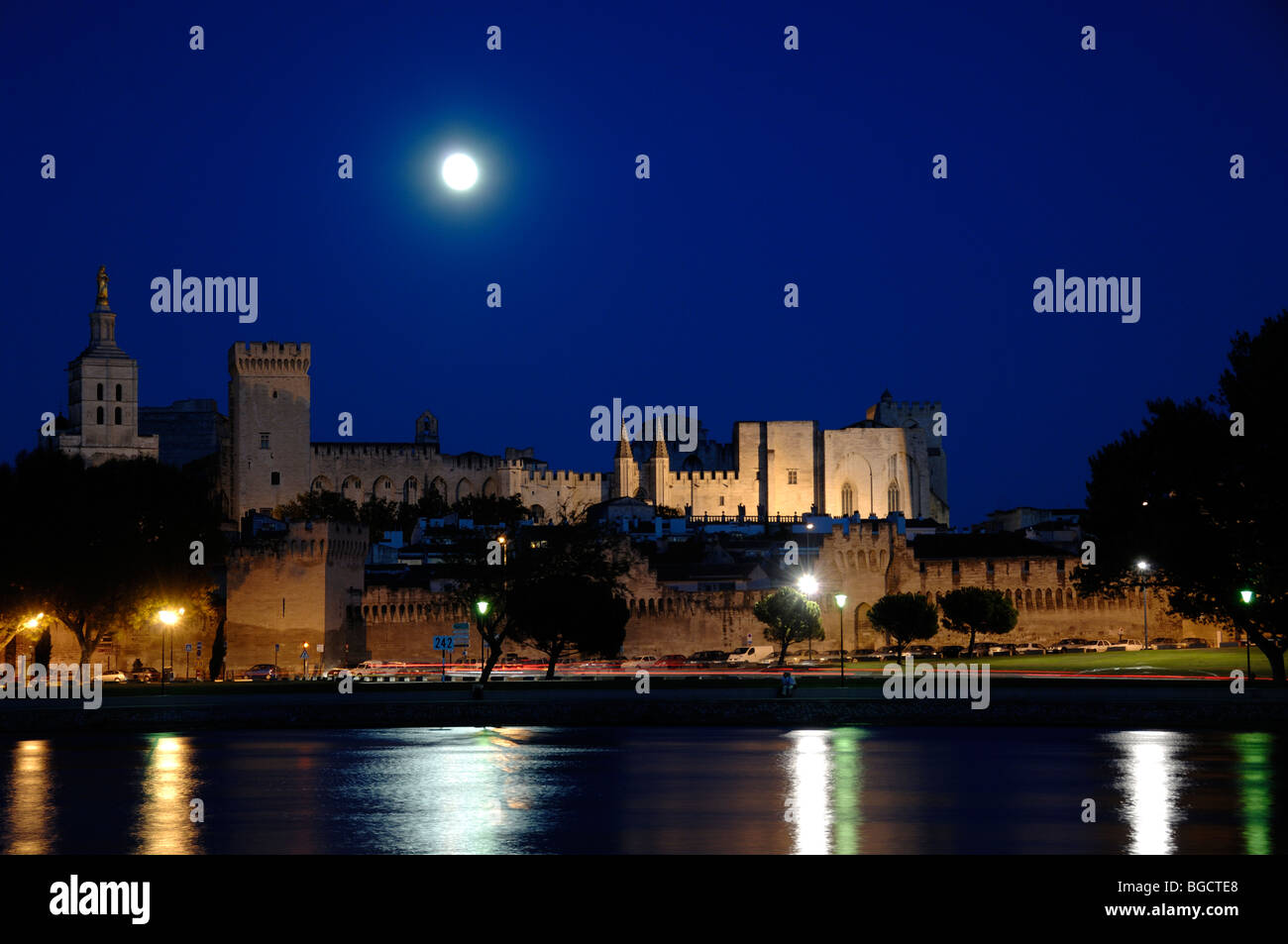 La pleine lune sur le Palais des Papes ou Palais des Papes avec les lumières reflétées dans le fleuve Rhône, Avignon, Provence, France Banque D'Images